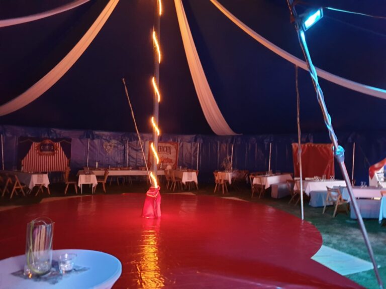 Zelt 16m innen mit Manege